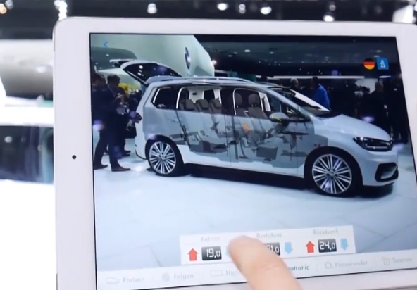 Der Ipad Screen zeigt die Augmented Reality Anwendung auf einem Volkswagen Touaran